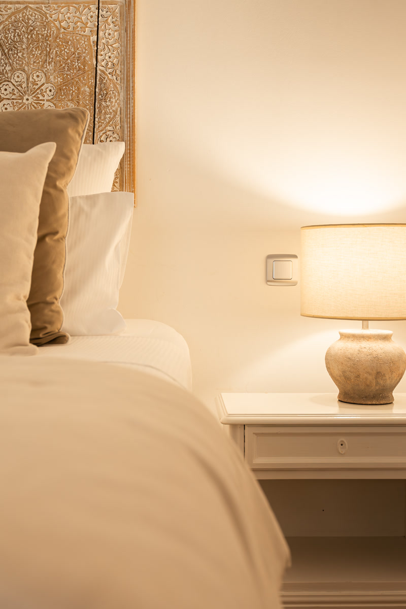 La lampe de pierre du chevet, allumée pour le soir