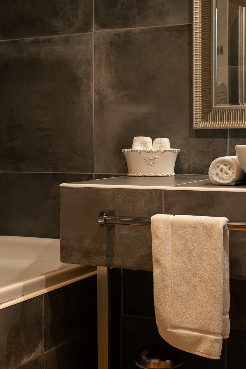 La salle de bain de La Bégude, sa baignoire et sa vasque