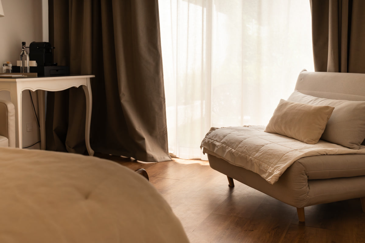 La banquette et le coin café de La Bégude, près des rideaux