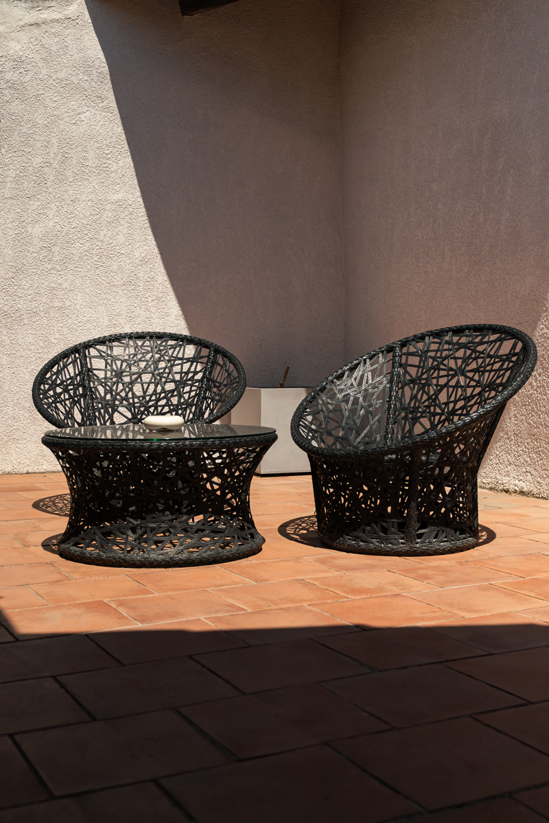 Les deux fauteuils tressés noirs de la terrasse privée