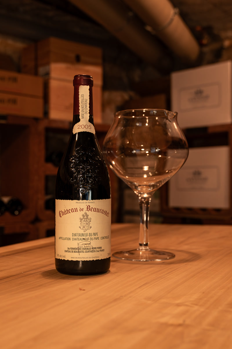 Le Château de Beaucastel 2005 et la carafe, posés sur l'îlot de la cave