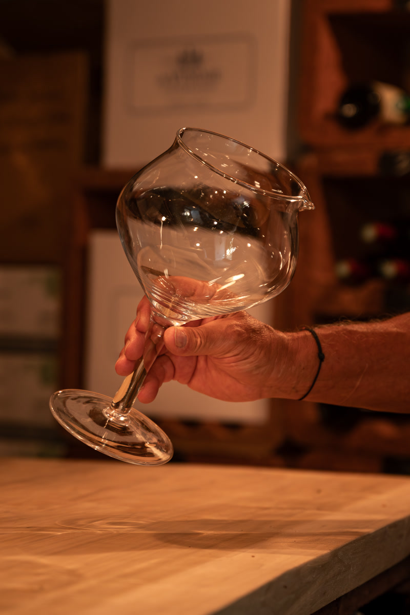 La carafe de dégustation, tenue à la lumière