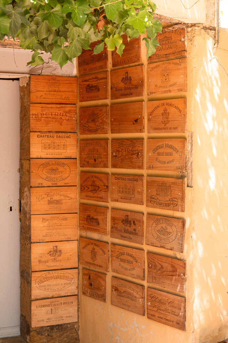 Le mur de caisses de bois gravées de la cave