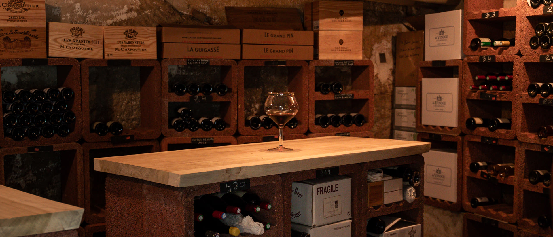 La perspective de la cave, l'îlot et le verre qui attend