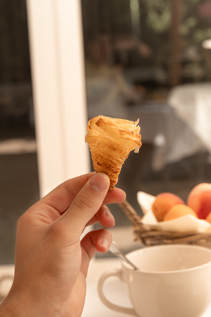 La viennoiserie croquée, en main