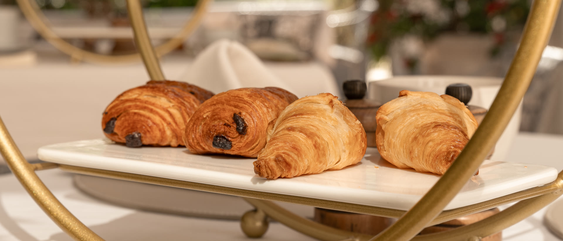 L'étagère dorée des viennoiseries, sur son plateau de marbre