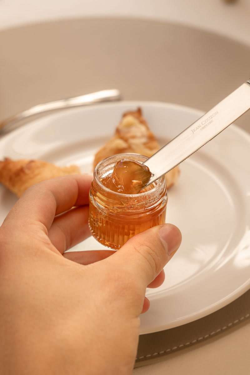 La confiture maison au couteau, sur la pâte feuilletée
