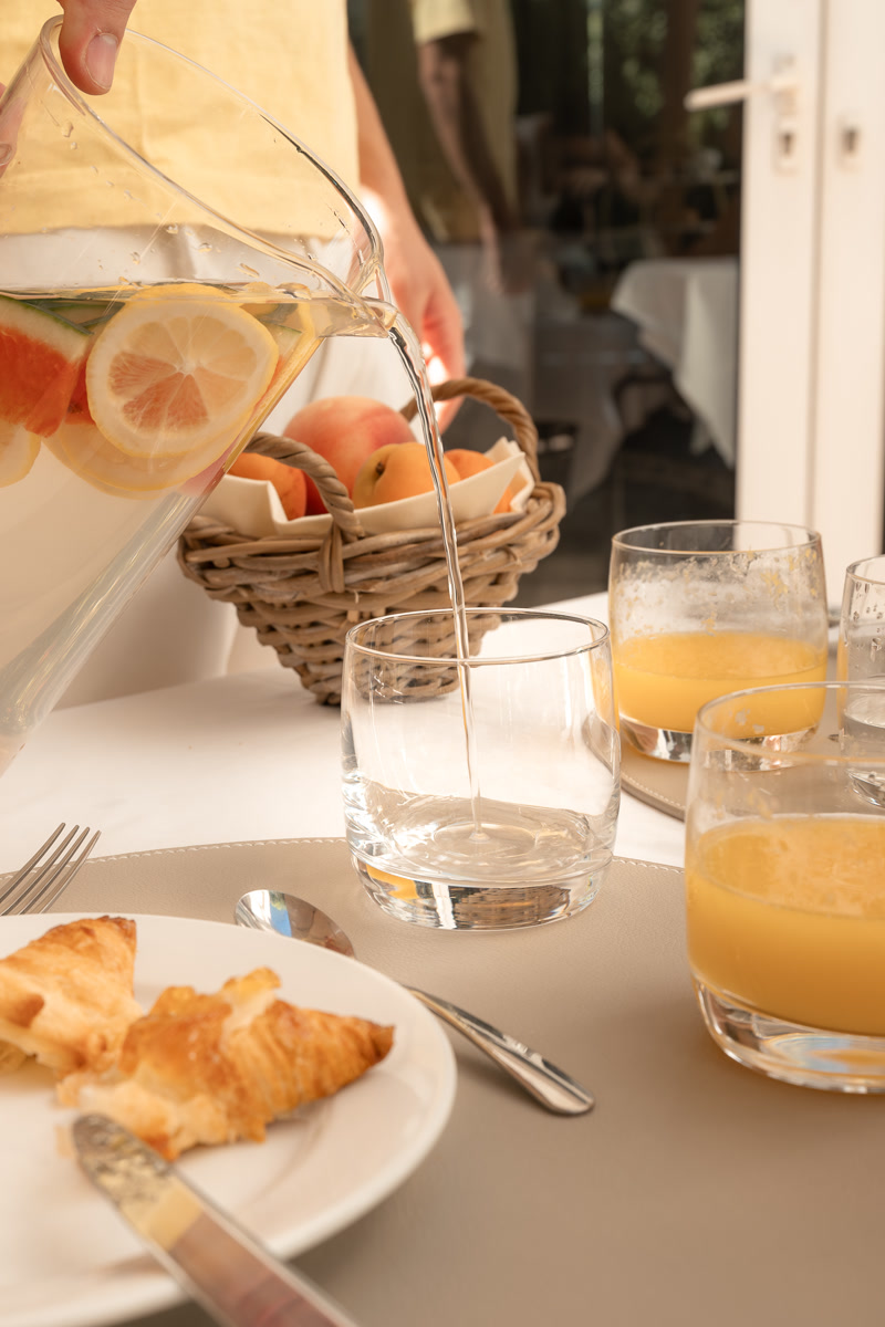 Le jus d'orange versé, la citronnade et le panier d'abricots