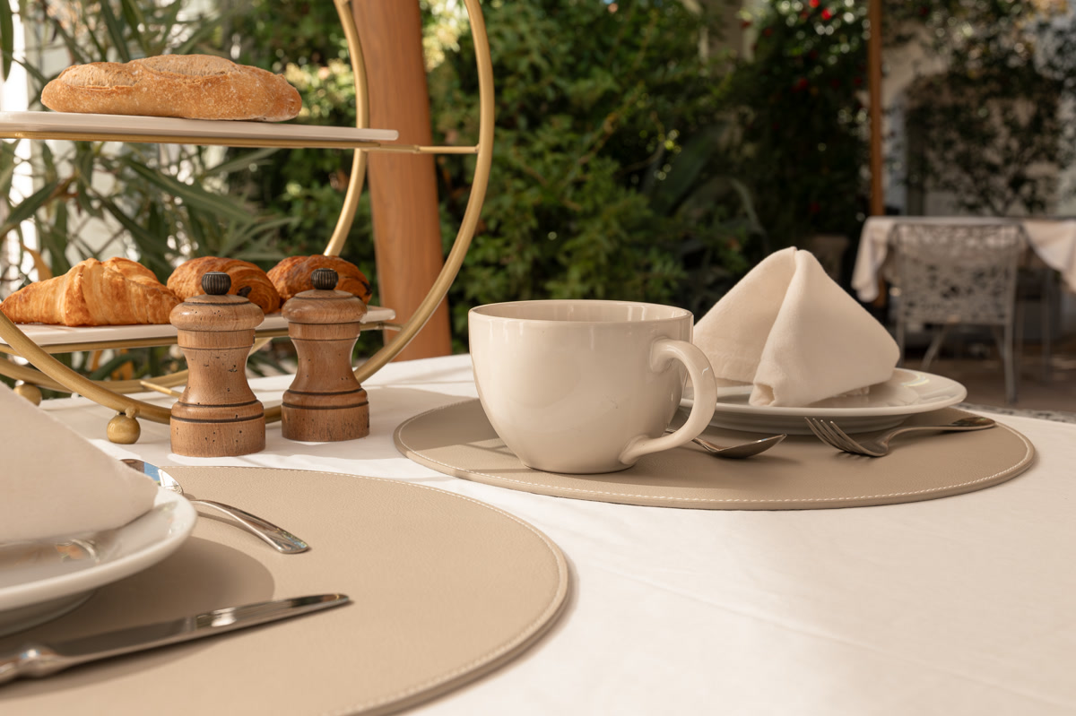 La table du matin au patio, l'étagère de viennoiseries et la tasse