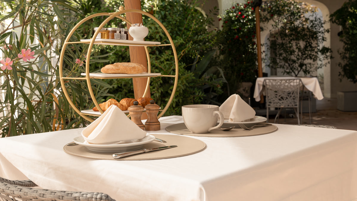 La table du petit-déjeuner dressée au jardin