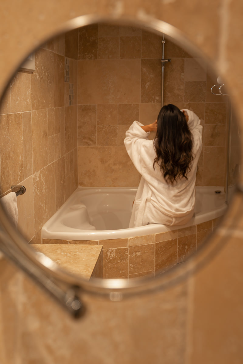 La baignoire de la Eldrad, aperçue dans le miroir rond