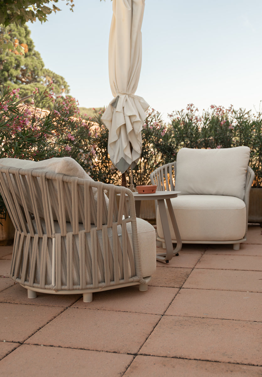 La terrasse privée de 30 m², les fauteuils tressés parmi les lauriers-roses