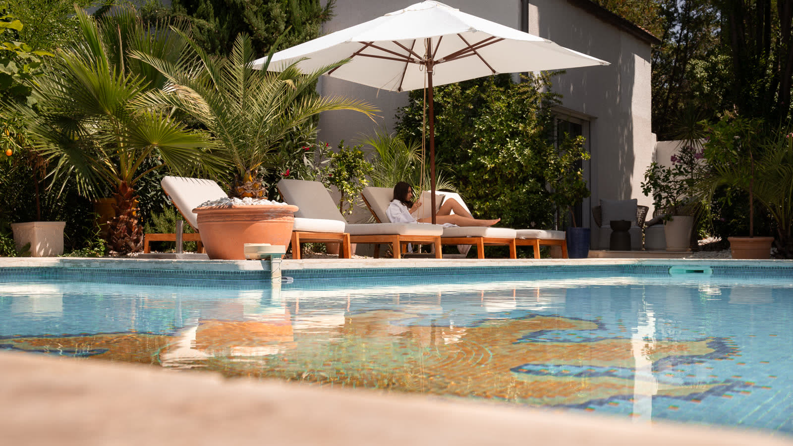 Les transats au bord de la piscine