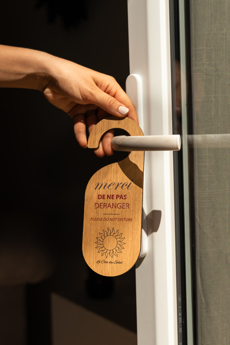 L'accroche-porte en bois gravé au soleil : merci de ne pas déranger