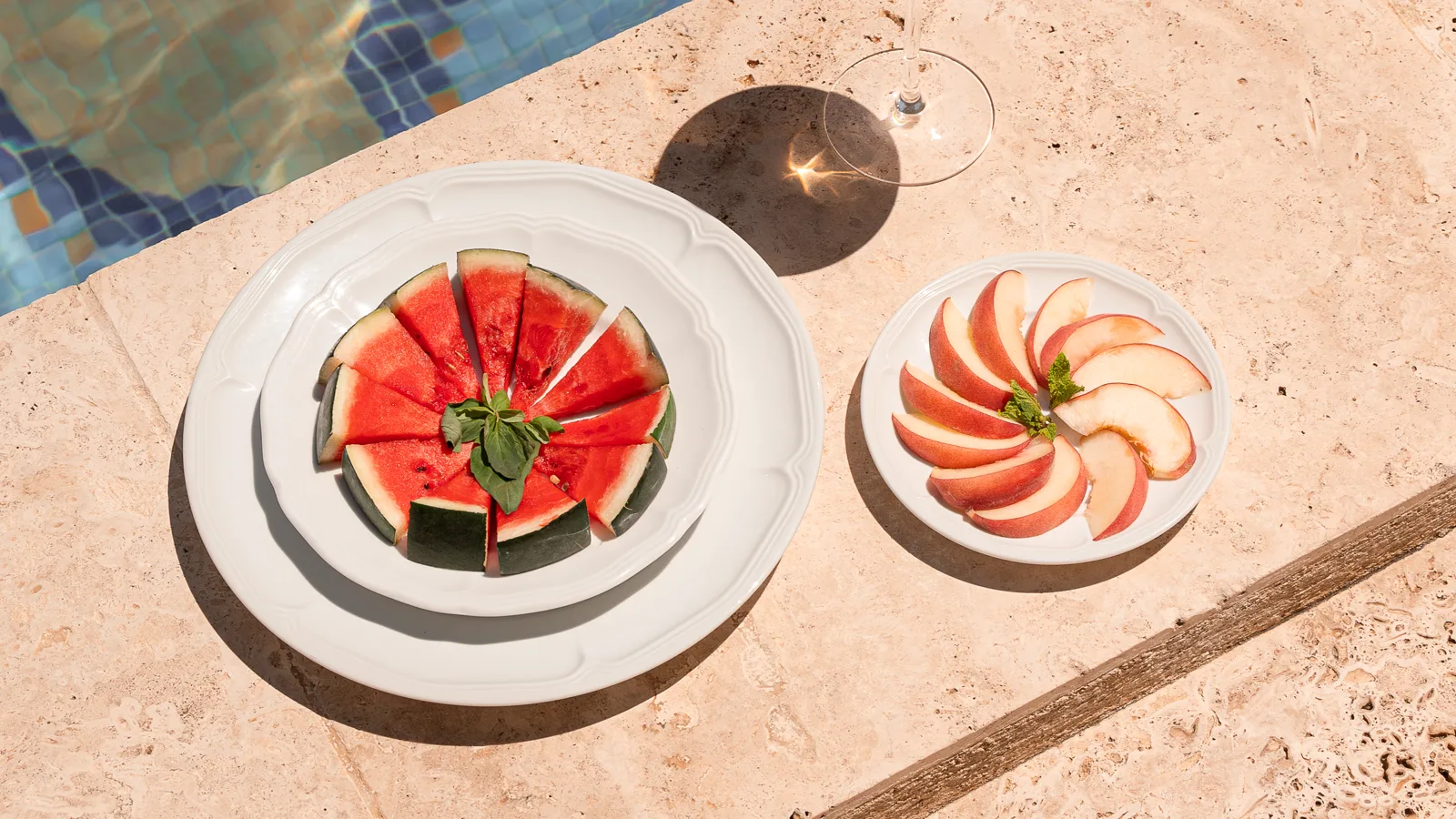 Pastèque et pêches servies au bord de la piscine