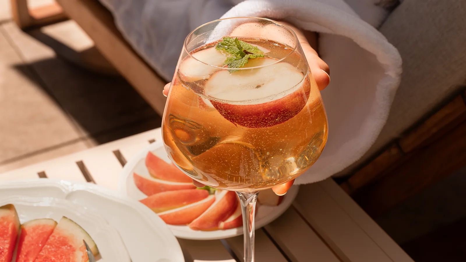 Cocktail aux pêches et à la menthe servi au bord de la piscine