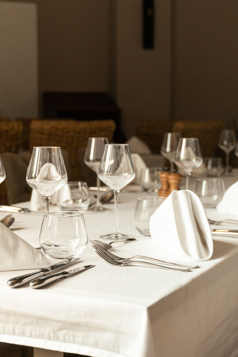 La salle de réception dressée pour un dîner d'équipe