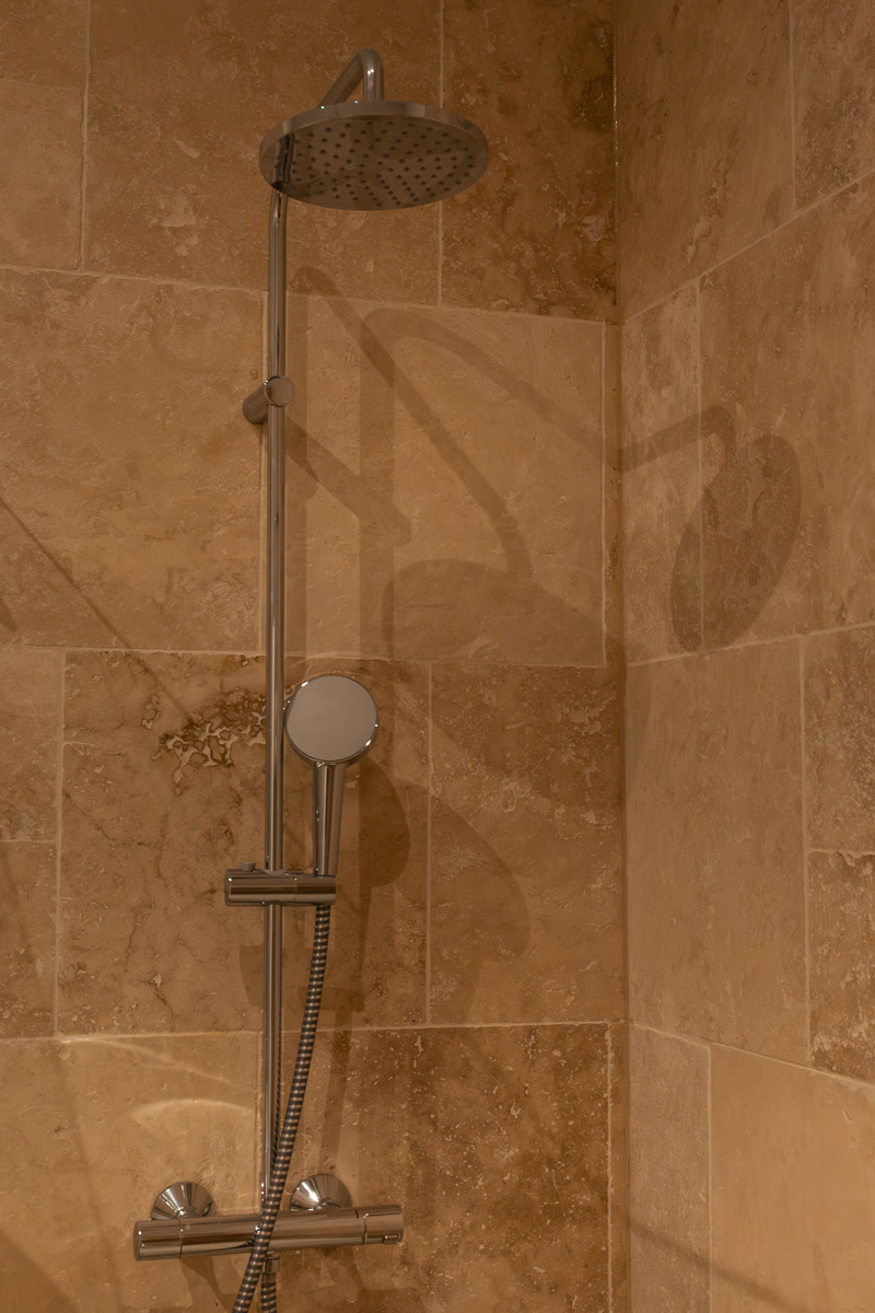 La douche de travertin de La Seuil