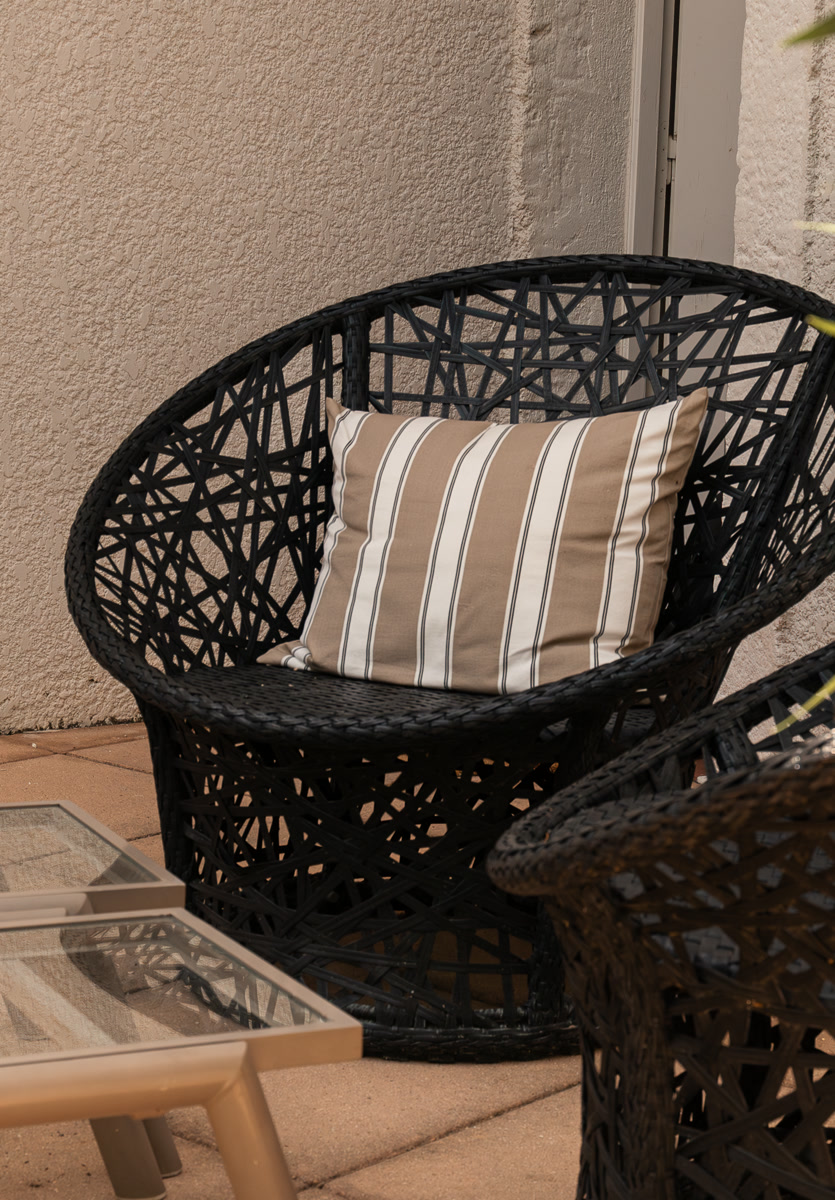 La terrasse de La Seuil, ses fauteuils tressés et ses coussins rayés