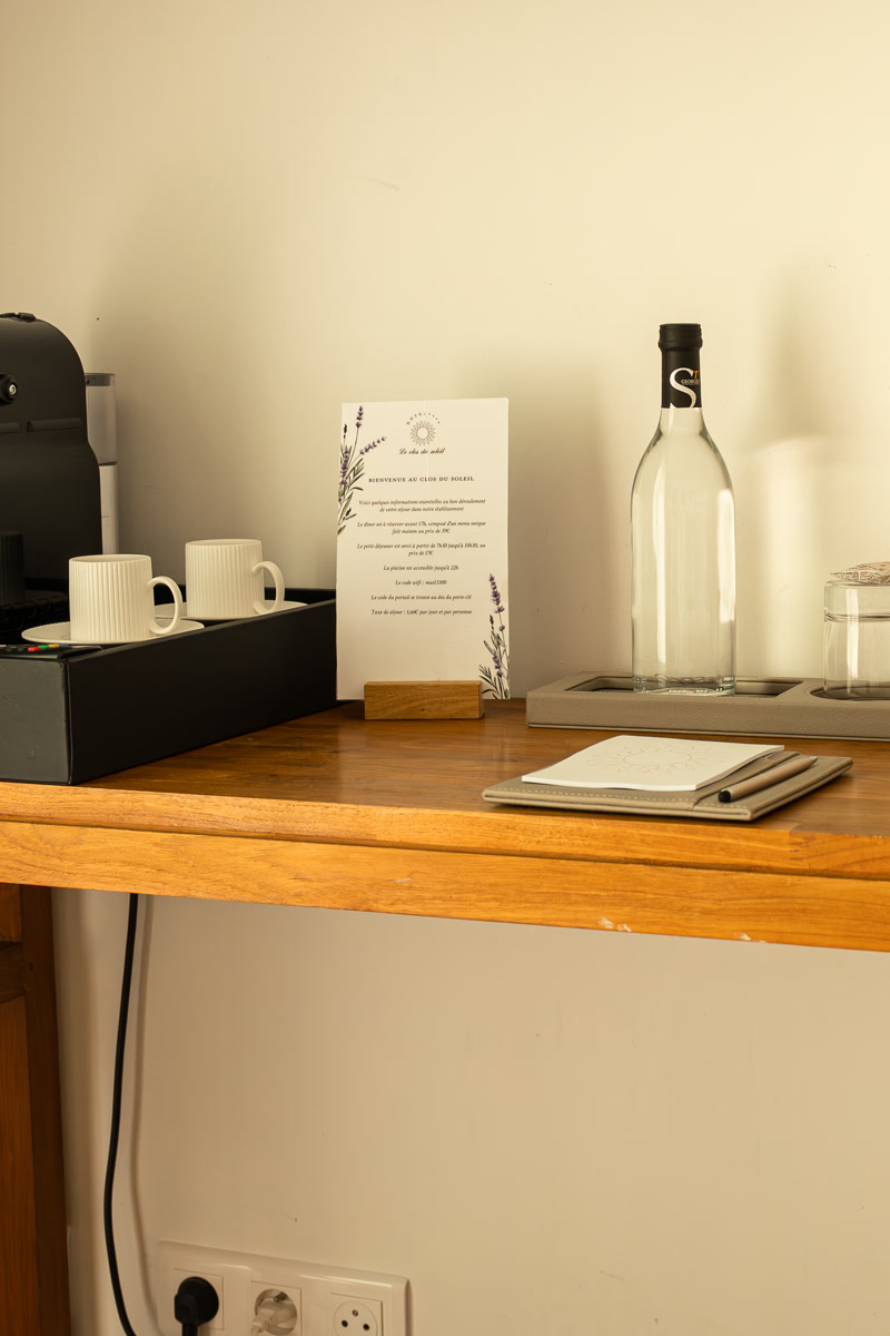 Le coin café : machine, tasses et carafe sur le bureau en bois