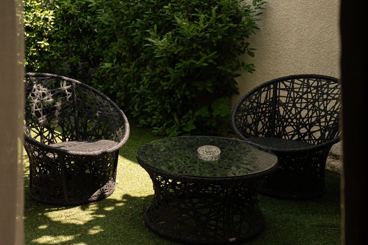 Le jardinet privé de La Simone, ses fauteuils tressés sur la pelouse