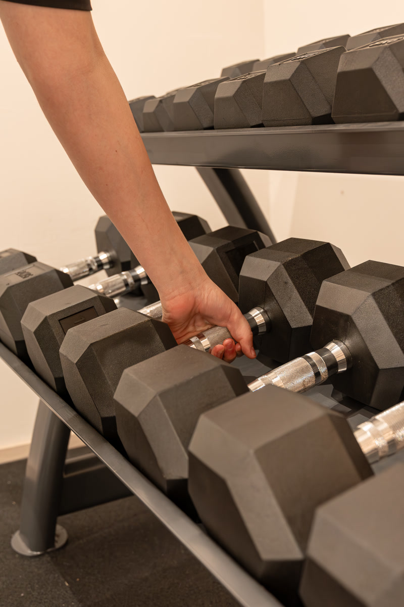 Le rack d'haltères de la salle de fitness