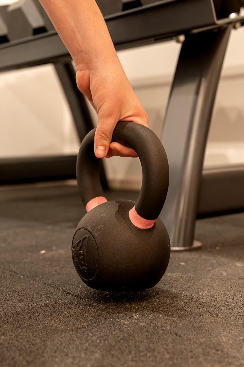 La kettlebell en main, dans la salle de fitness