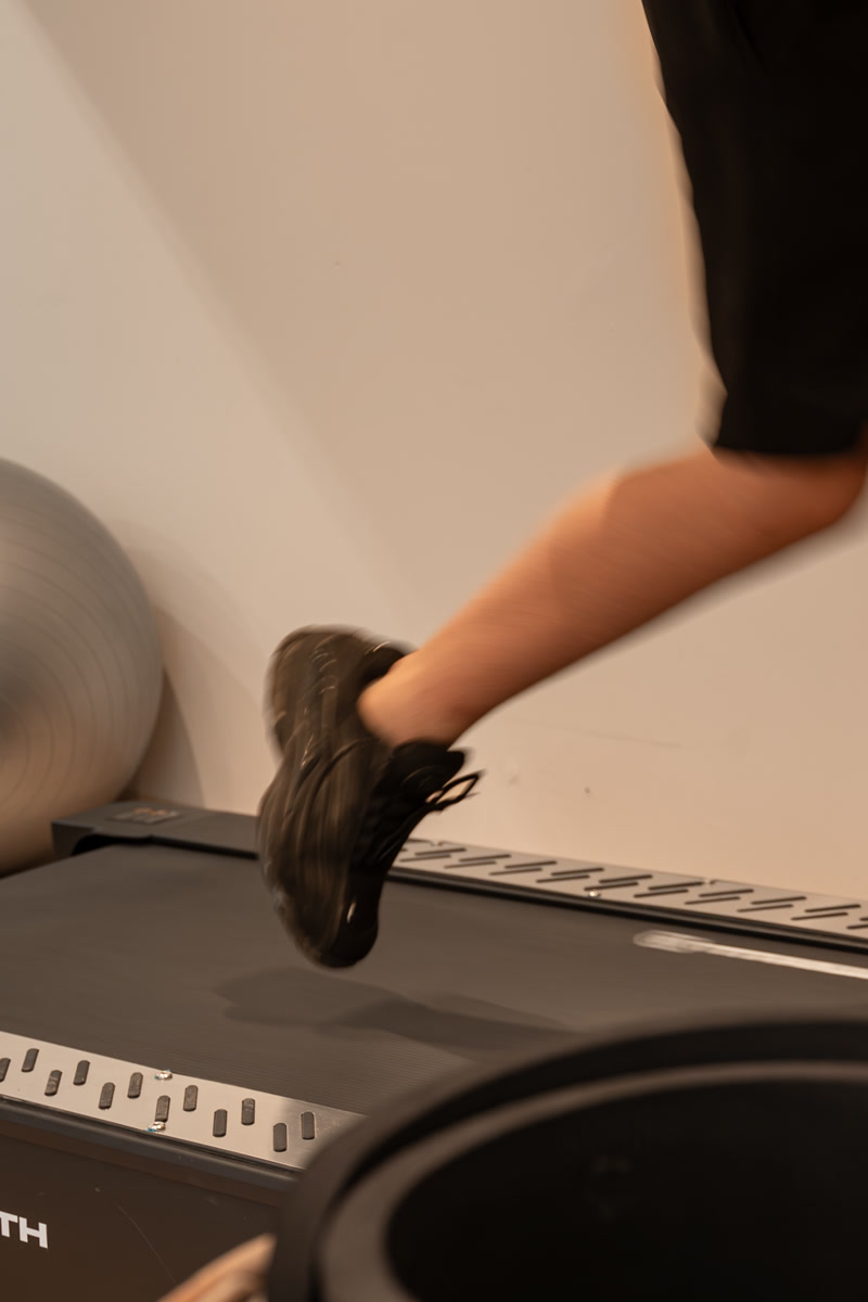 Le tapis de course de la salle de fitness, en pleine foulée