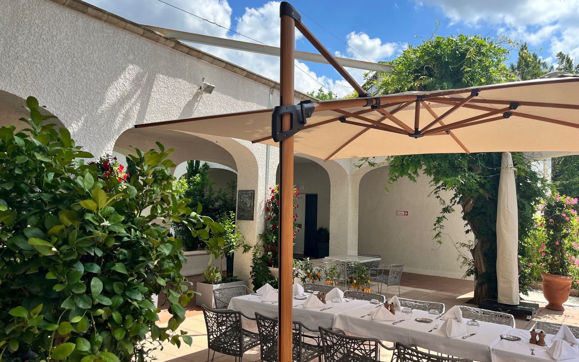 Le patio à l'italienne, tables dressées
