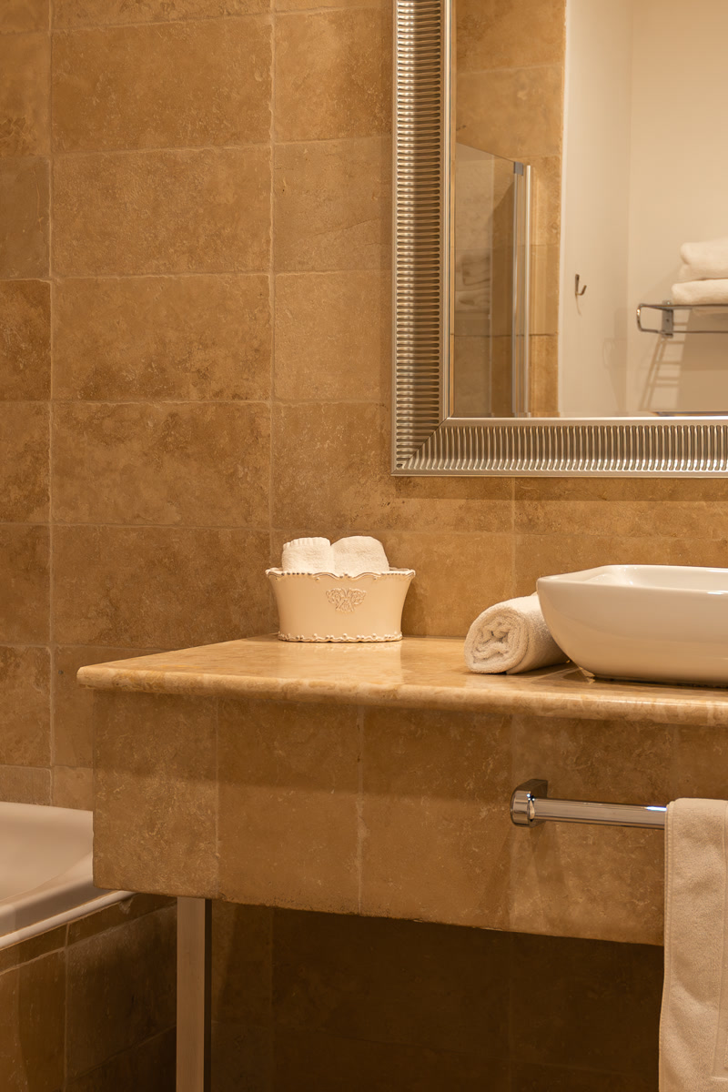 La baignoire et la vasque de travertin de La Terre Blanche