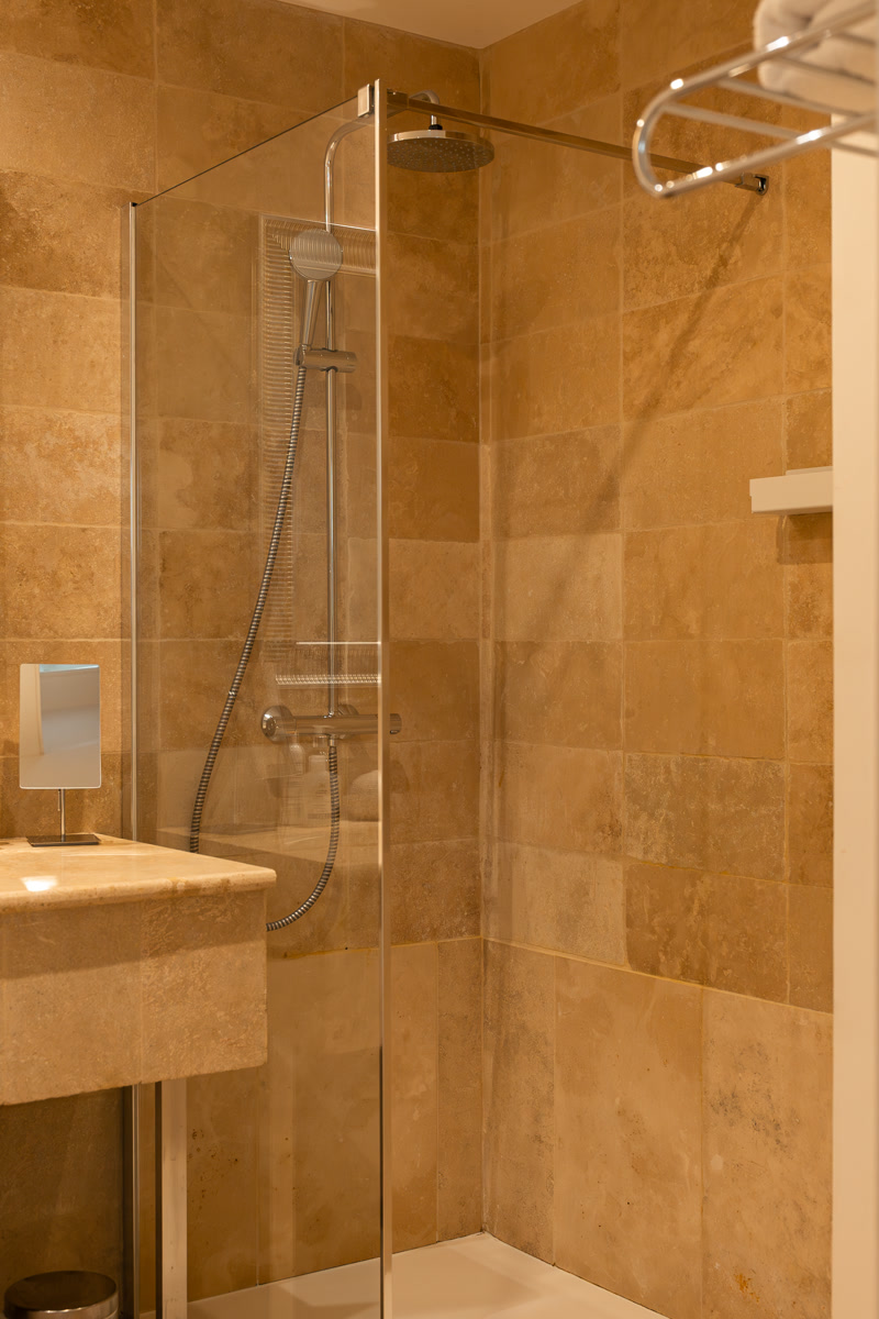 La douche italienne de travertin de La Terre Brune