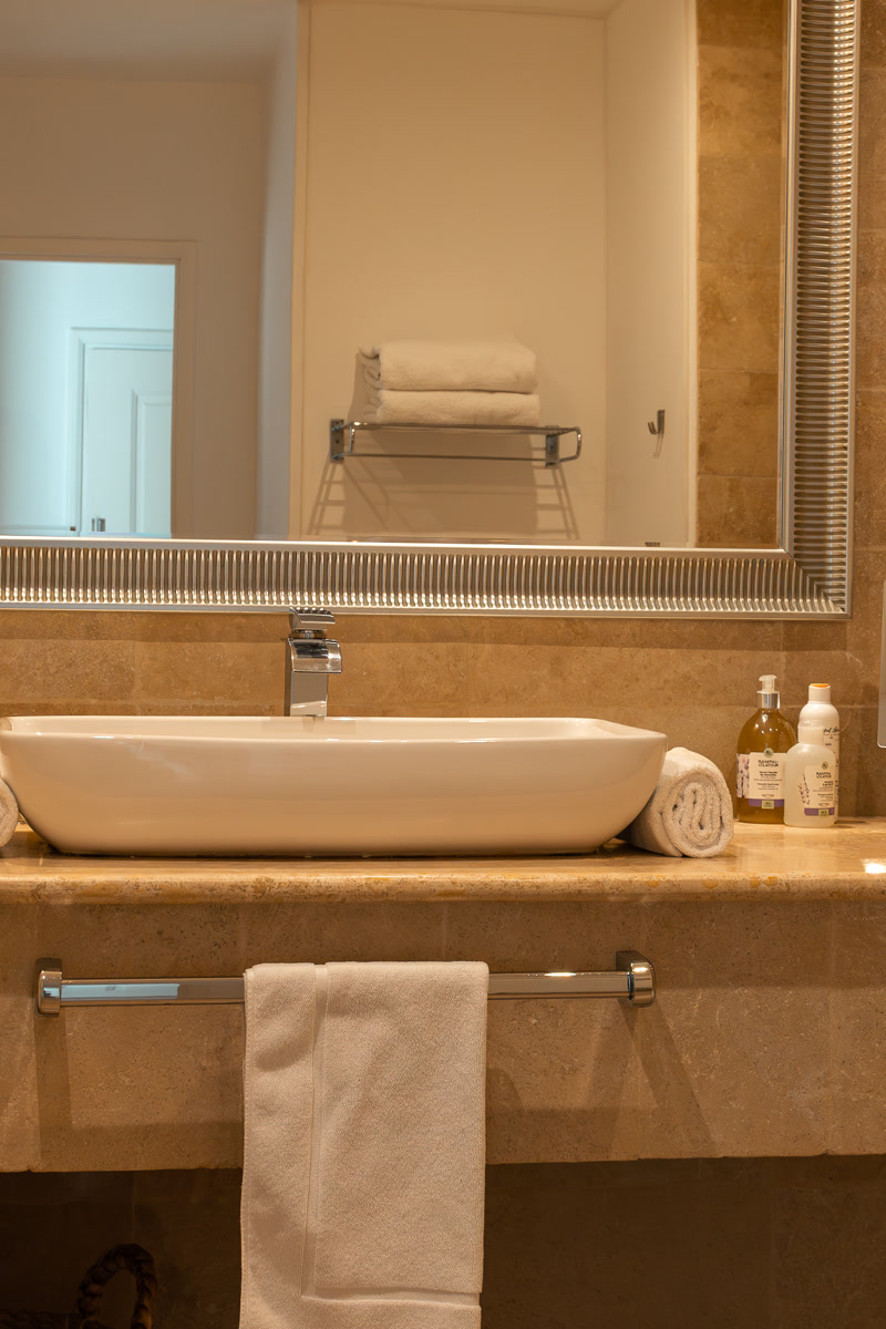 La vasque et la serviette roulée de la salle de bain