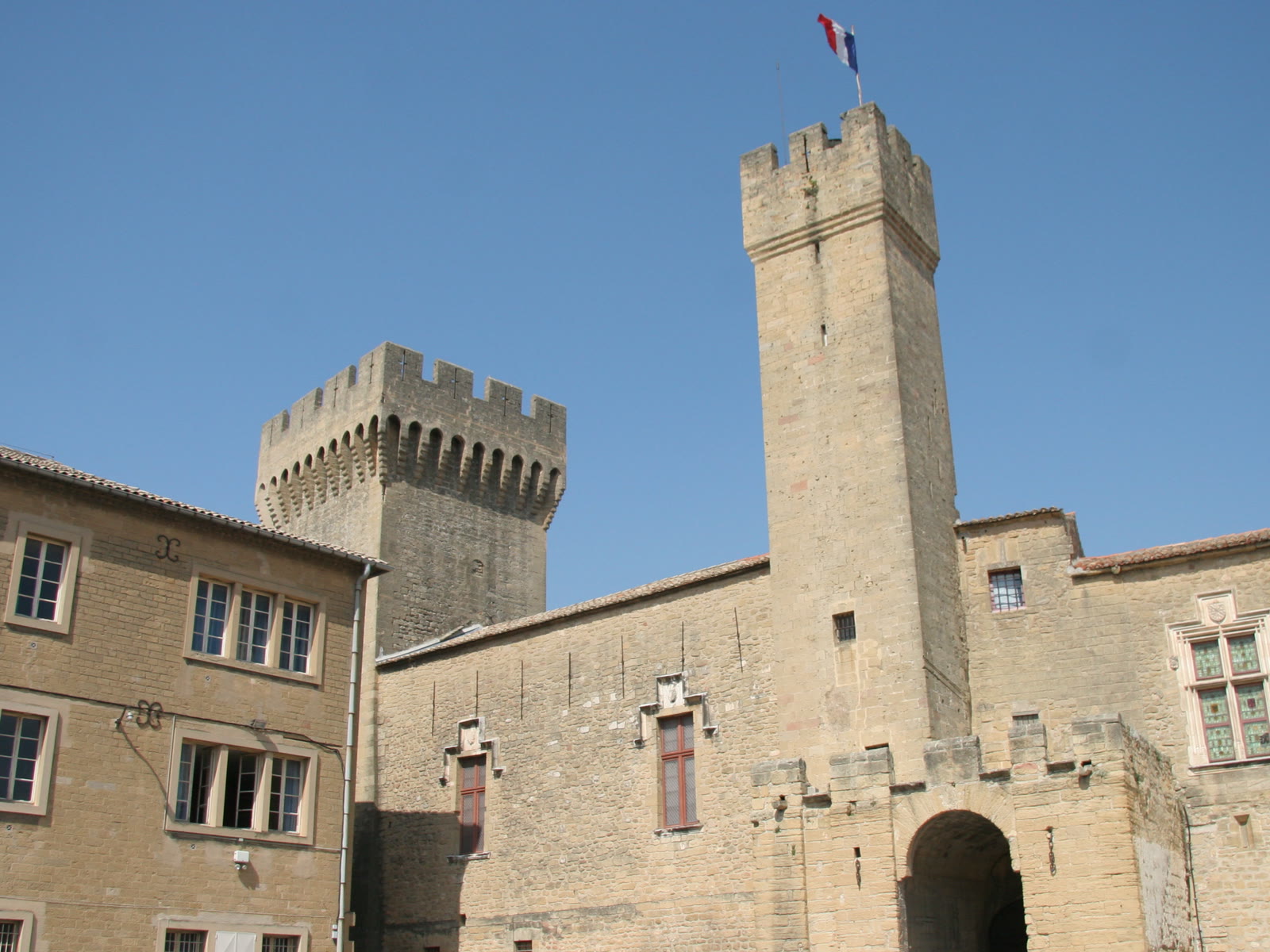 Le château de l'Empéri sur son rocher, au cœur du centre ancien