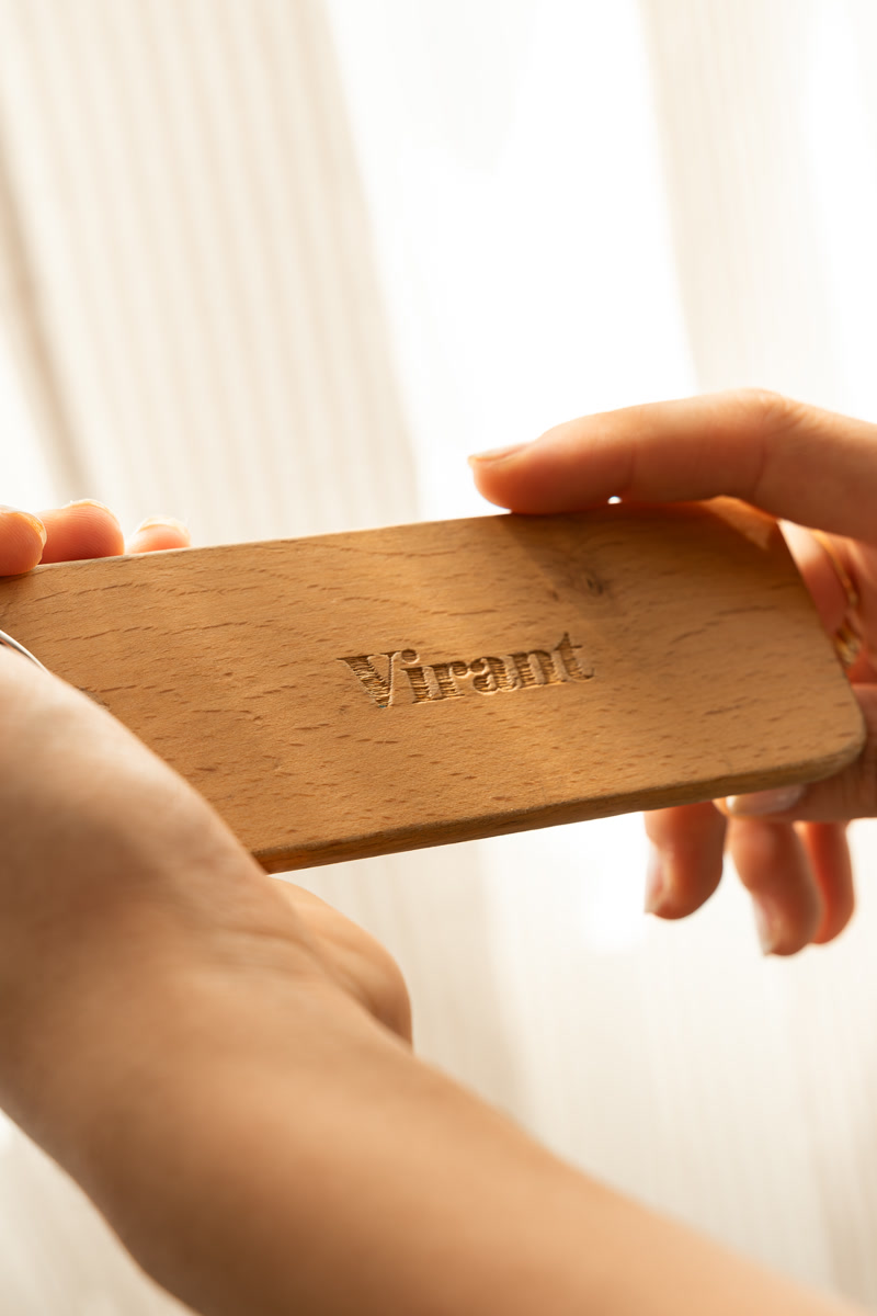 L'étiquette de bois gravée Virant, entre les mains