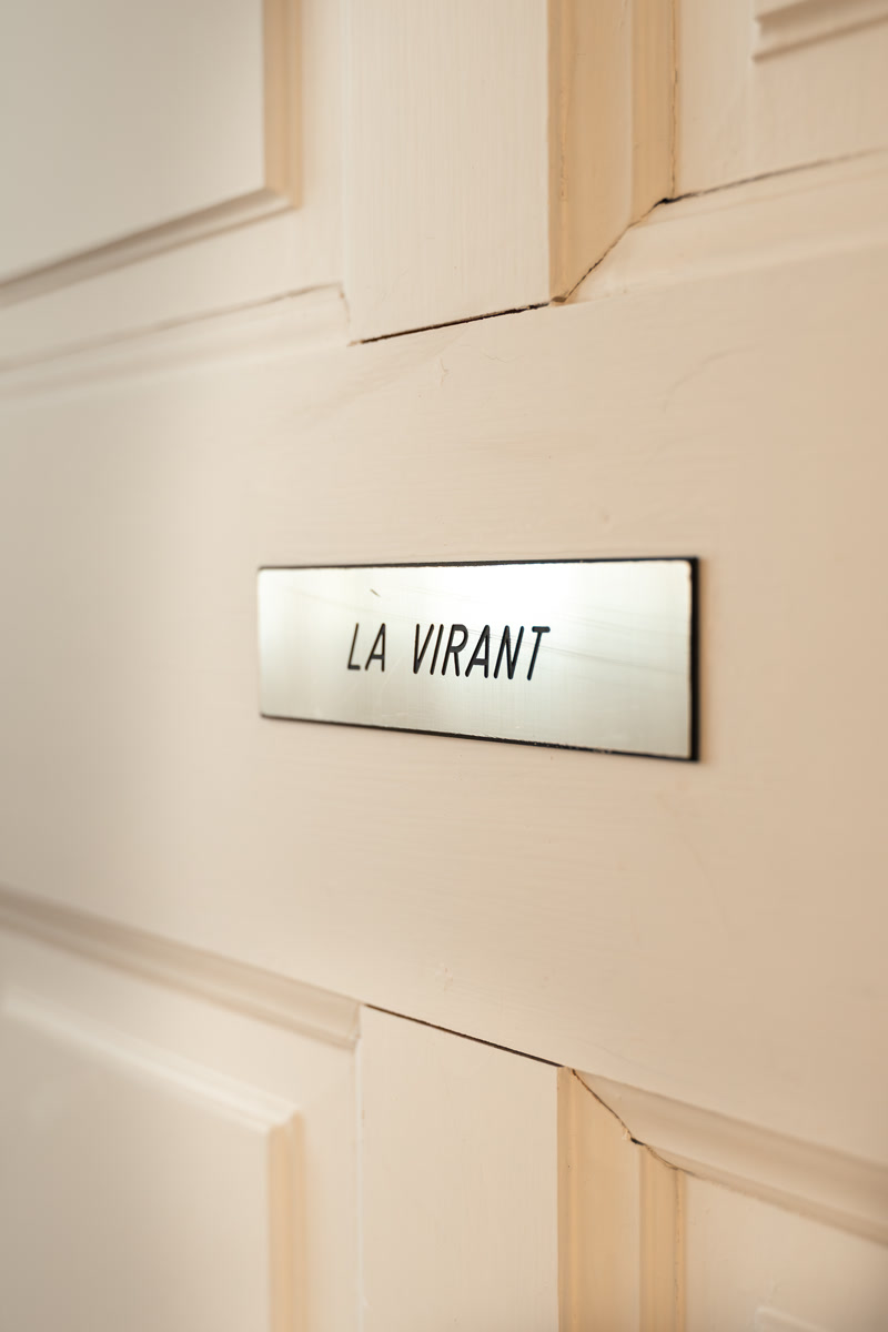 La plaque émaillée La Virant, à la porte de la chambre
