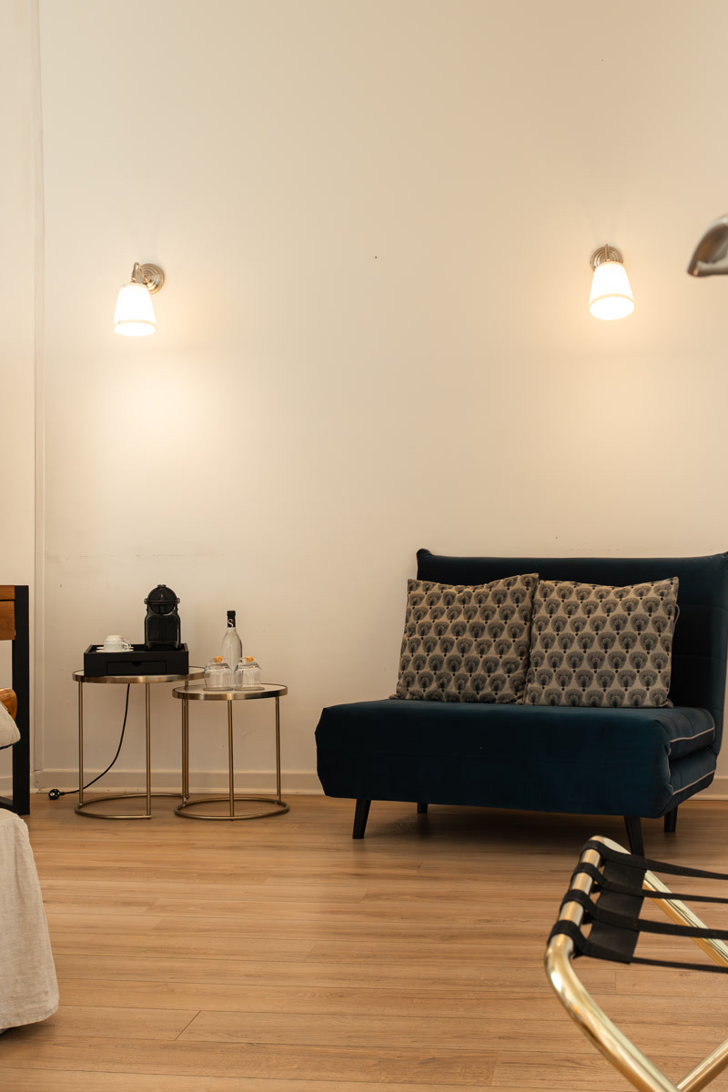 Le coin salon de La Virant et son canapé bleu nuit